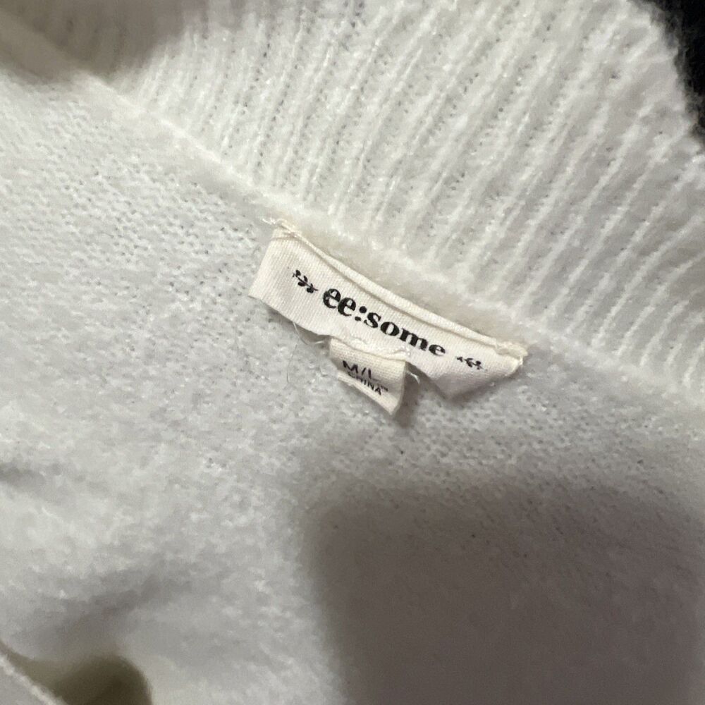ee: some women's scallop edge sweater in white, size m/l, dainty softgirl - Picture 5 of 8